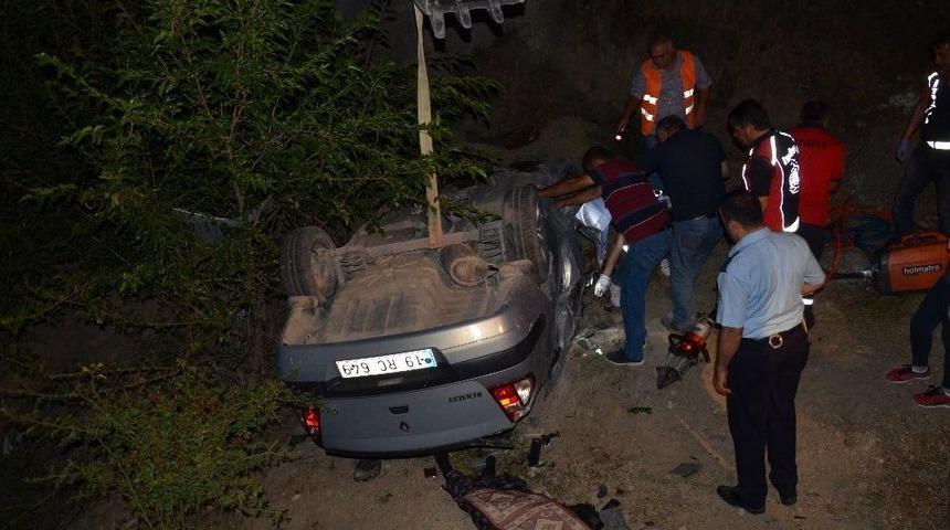 &Ccedil;orum&rsquo;da Hafif Ticari Ara&ccedil; İle Otomobil &Ccedil;arpıştı: 3 &Ouml;l&uuml;, 4 Yaralı