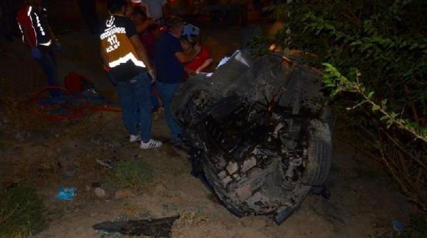 Kafa Kafaya &Ccedil;arpışıp K&ouml;pr&uuml;den U&ccedil;tular: 3 &Ouml;l&uuml;, 4 Yaralı