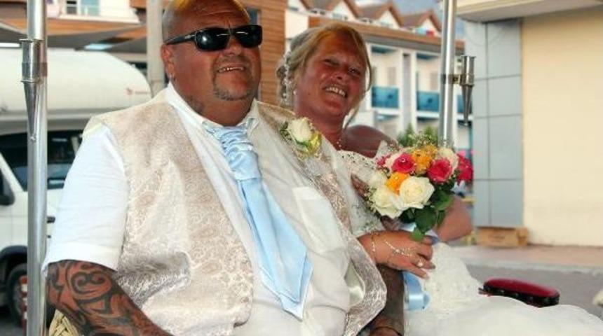 İngiliz &Ccedil;ift, Davullu Zurnalı D&uuml;ğ&uuml;nle Evlendi&nbsp;