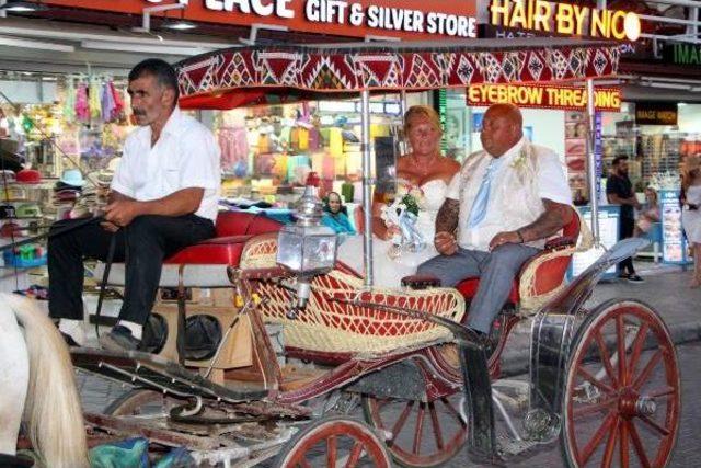 İngiliz Çift, Davullu Zurnalı Düğünle Evlendi 