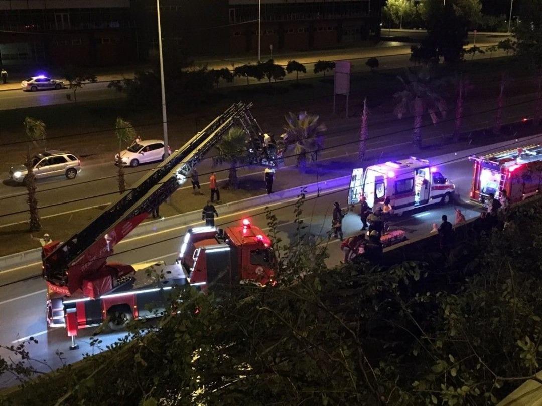 Sulama Tankeri Tramvay Yoluna U&ccedil;tu: 2 Yaralı