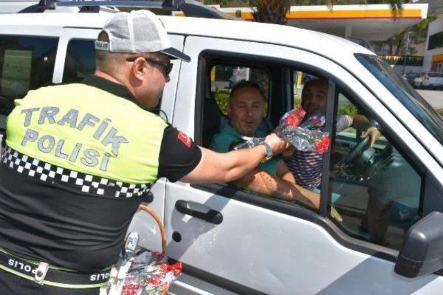 Kaymakam Ve Polis Müdüründen Sürücülere 'çikolata Molası'