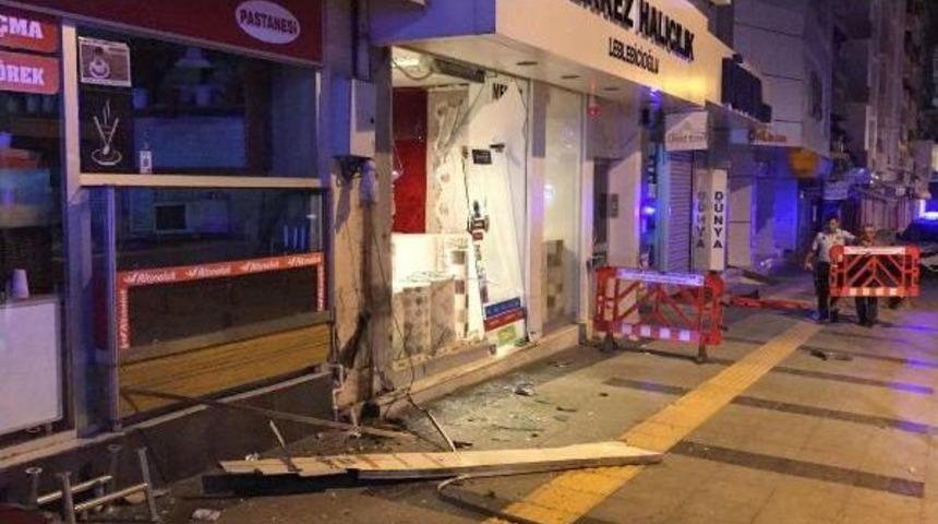 Motosikletiyle Mağazaya Girdi, Kırılan Camlar Boğazını Kesti