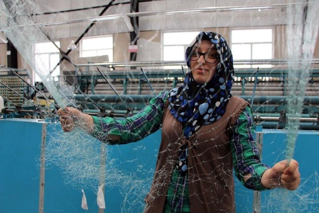 Balık Ağlarını Kadınlar &Ouml;r&uuml;yor