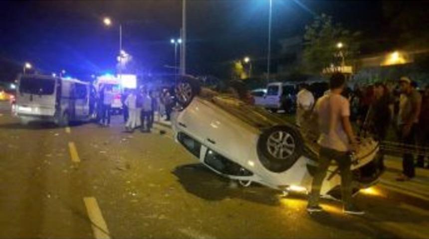 (&ouml;zel Haber) Minib&uuml;s&uuml;n &Ccedil;arptığı Park Halindeki Otomobil Takla Attı: 2 Yaralı