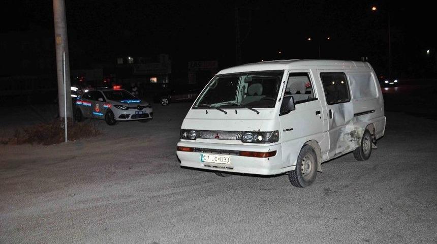 Manavgat&rsquo;ta Motosikletle Minib&uuml;s &Ccedil;arpıştı: 2 Yaralı