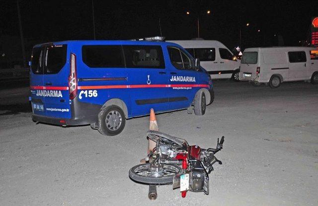 Manavgat’ta Motosikletle Minibüs Çarpıştı: 2 Yaralı