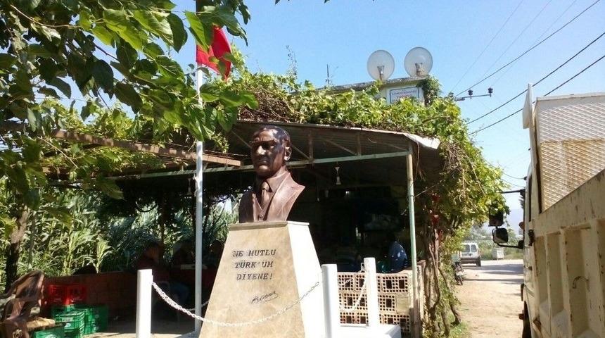 K&ouml;ylere Atat&uuml;rk B&uuml;st&uuml;