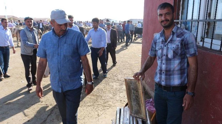 Ağrı&rsquo;da K&ouml;y&uuml;nde &Uuml;rettiği Balları Hayvan Pazarında Satıyor