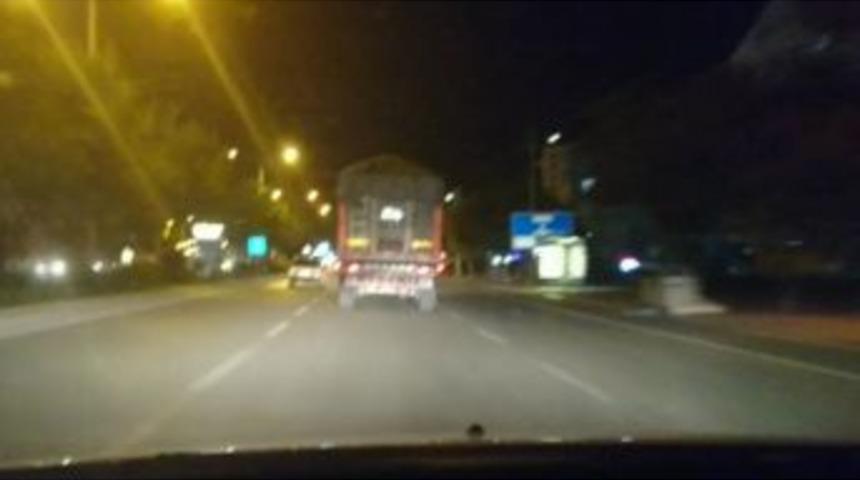 Makas Atıp Işık İhlali Yapan Tır S&uuml;r&uuml;c&uuml;s&uuml; Trafiğe Tehlikeye D&uuml;ş&uuml;rd&uuml;
