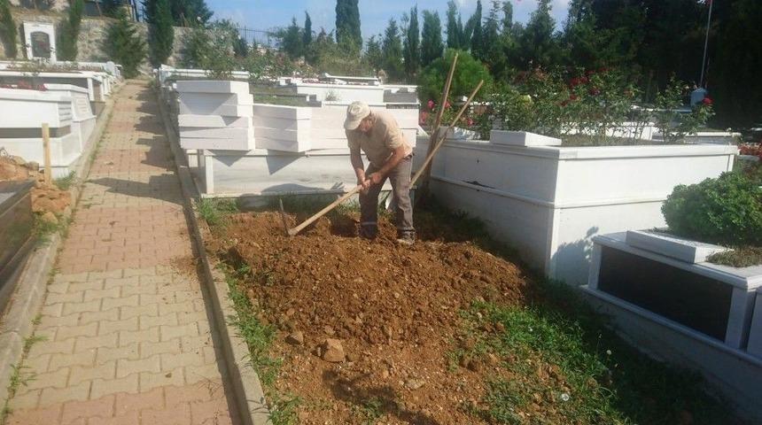 Vatan Şaşmaz&rsquo;ın Defnedileceği Mezarlıkta Hazırlıklar Başladı