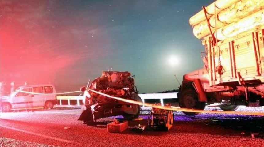 Kamyonla &Ccedil;arpışan Kamyonetin S&uuml;r&uuml;c&uuml;s&uuml; &Ouml;ld&uuml;