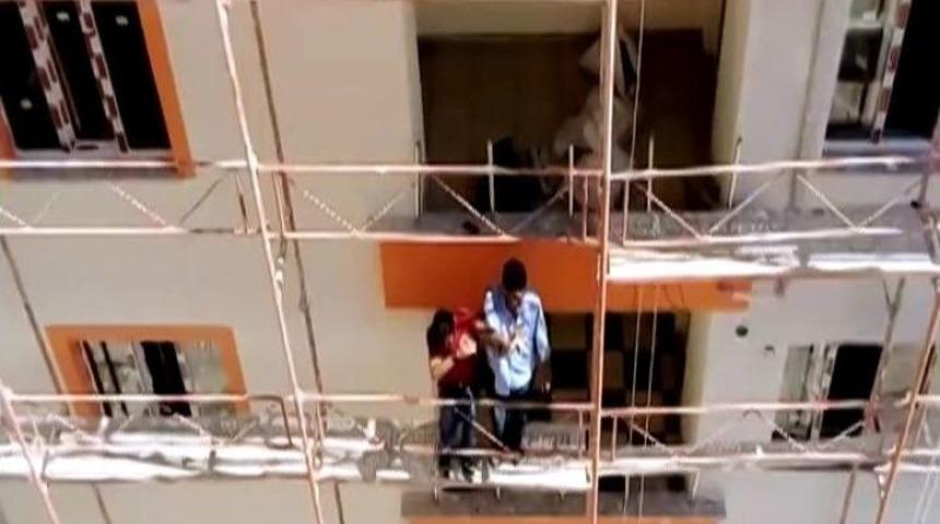 İnşaat İş&ccedil;ileri İskele &Uuml;zerinde Halay &Ccedil;ekti