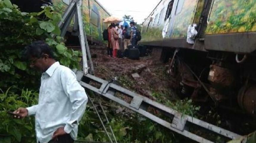 Hindistan&rsquo;In Thane Şehrinde Tren Raydan &Ccedil;ıktı