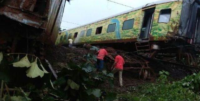 Hindistan’In Thane Şehrinde Tren Raydan Çıktı