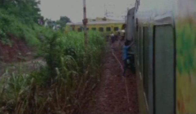 Hindistan’In Thane Şehrinde Tren Raydan Çıktı