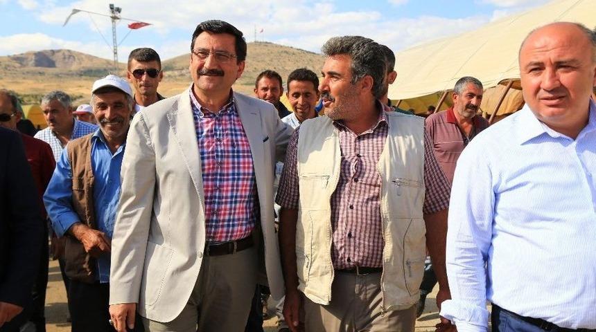 (&ouml;zel Haber) Başkan Ak, Ovacık Kurban Satış Alanı&rsquo;nı Gezdi