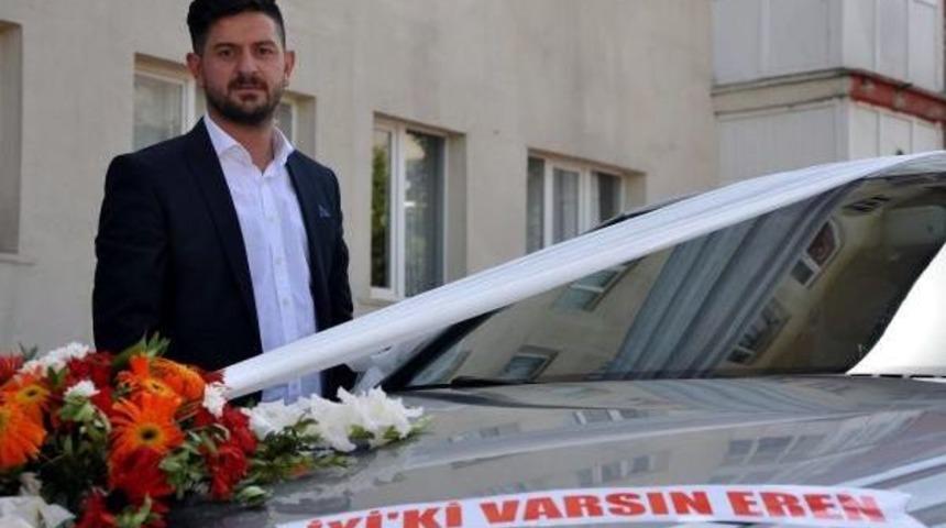 D&uuml;ğ&uuml;n Arabasına 'iyi Ki Varsın Eren' Yazısı