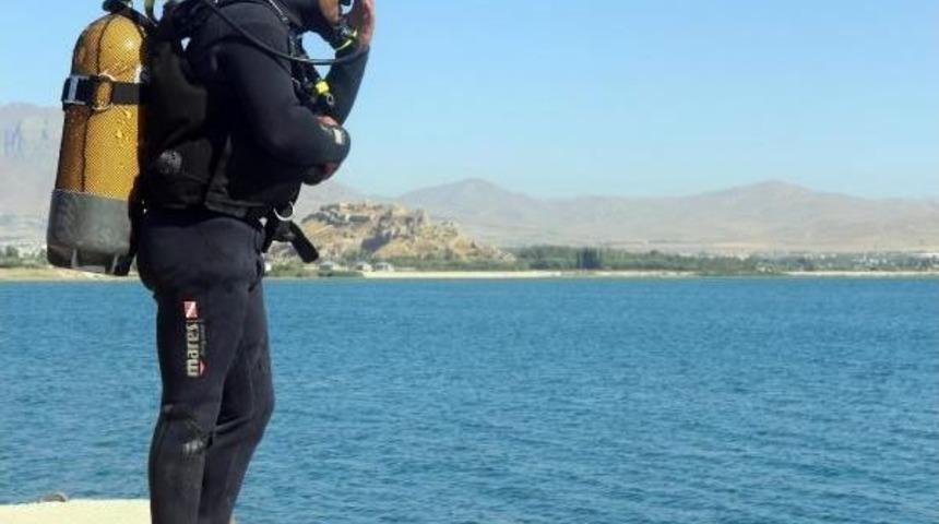 Dalgı&ccedil;lar Van G&ouml;l&uuml;'nde Temizlik Yaptı