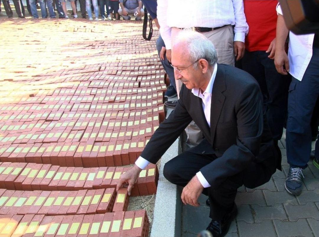 Kılı&ccedil;daroğlu, Adalet Anıtı&rsquo;na Tuğla Koydu