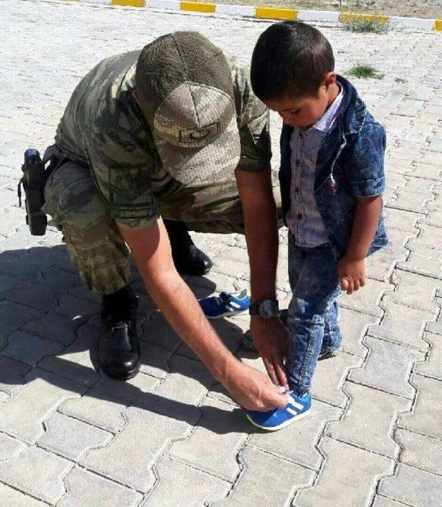 Muradiyeli Çocuklara Jandarmadan Bayram Hediyesi