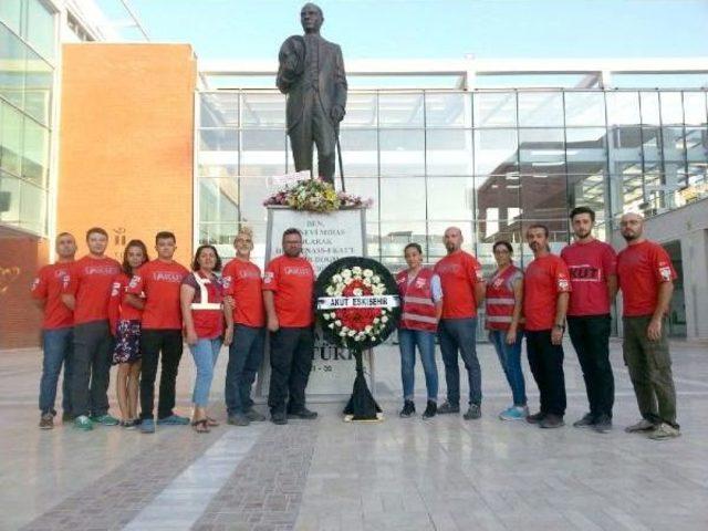 Akut Üyeleri, Saldırı Yapılan Atatürk Anıtı'na Çelenk Bıraktı