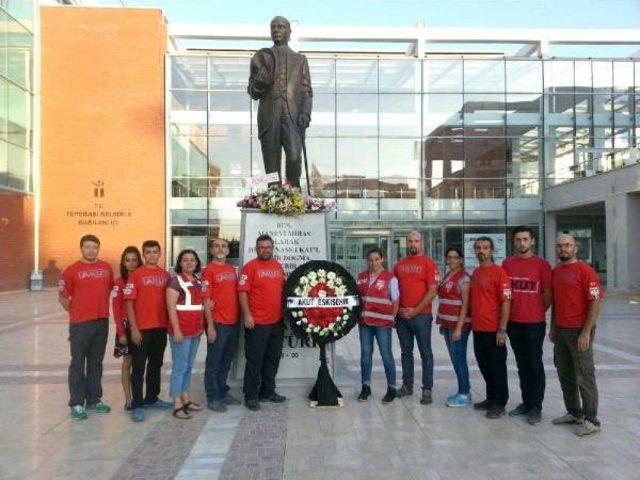 Akut Üyeleri, Saldırı Yapılan Atatürk Anıtı'na Çelenk Bıraktı