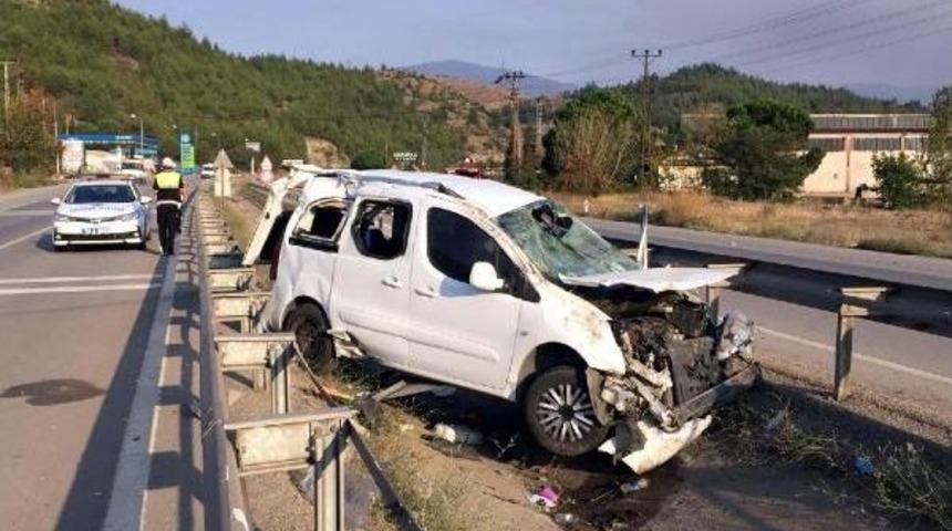 Karab&uuml;k'te Hafif Ticari Ara&ccedil; Takla Attı: 6 Yaralı