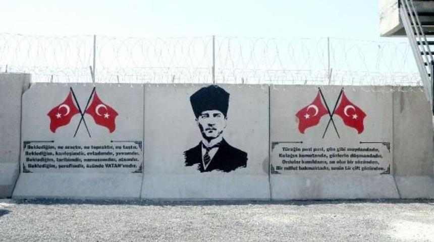 Suriye Sınırındaki Duvara T&uuml;rk Bayrakları Ve Atat&uuml;rk Portresi