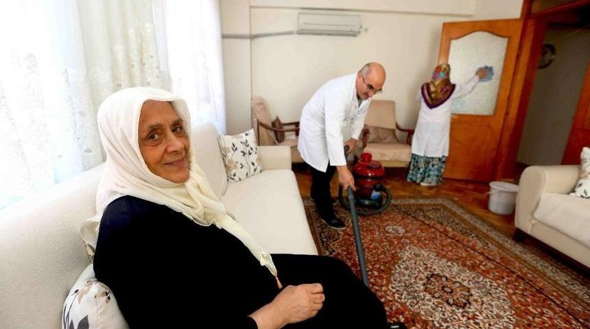 Bağcılar&rsquo;da Bakıma Muhta&ccedil; 300 Kişinin Evinde Bayram Temizliği Yapıldı