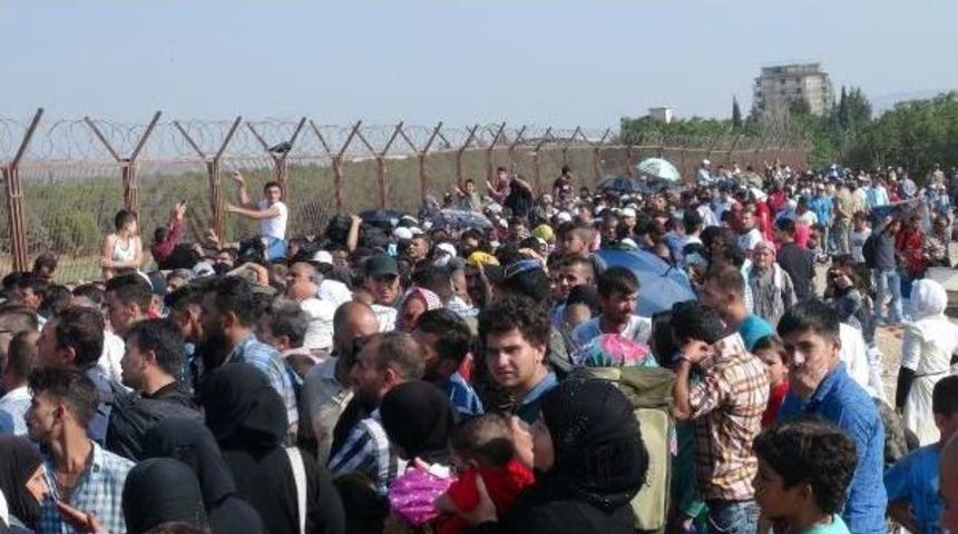 Sınırda Suriyeli Yoğunluğu; 50 Bin Kişi &Uuml;lkesine Gitti