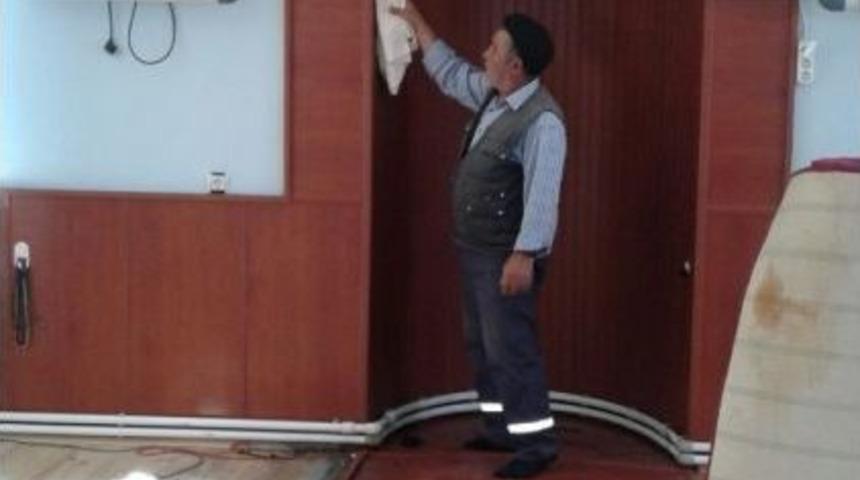 &Ccedil;aldıran&rsquo;daki Camilerde Bayram Temizliği