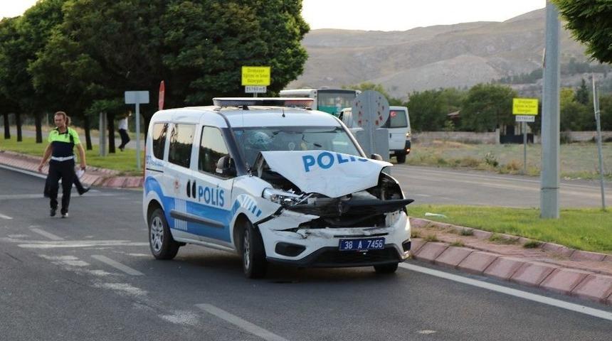 Polis Otosu Halk Otob&uuml;s&uuml;ne &Ccedil;arptı: 2 Polis Yaralı