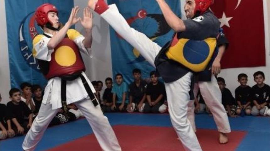 Sayokancılar Bir &Uuml;st Kemer İ&ccedil;in Ter D&ouml;kt&uuml;