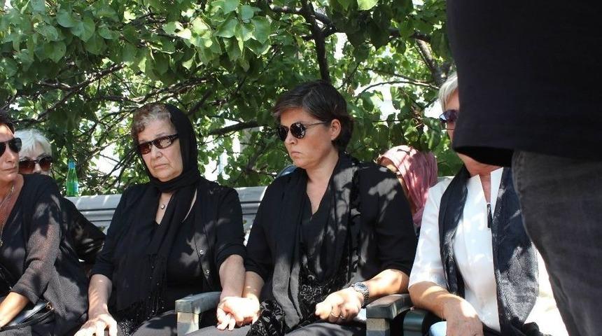 Vatan Şaşmaz&rsquo;ın Cenazesi G&ouml;zyaşları İ&ccedil;erisinde Camiye Getirildi