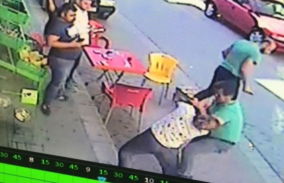Başka Bir Kadınla G&ouml;rd&uuml;ğ&uuml; Kocasını Sokak Ortasında Bı&ccedil;akladı