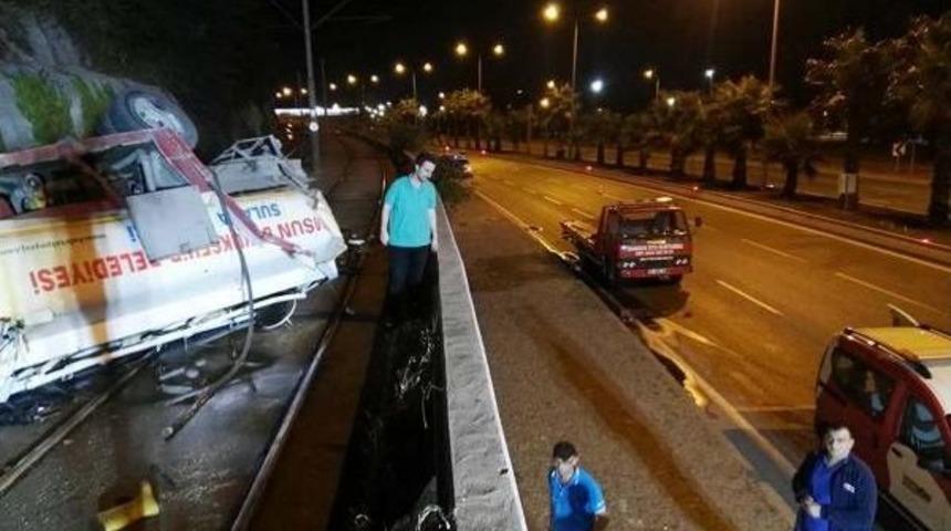 Tanker Tramvay Raylarına U&ccedil;tu: 2 Yaralı