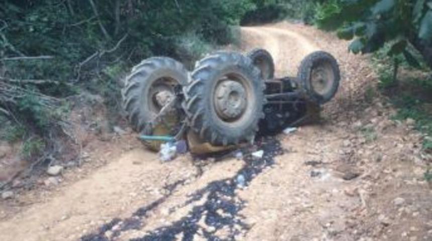 Devrilen Trakt&ouml;r&uuml;n&uuml;n Altında &Ouml;ld&uuml;