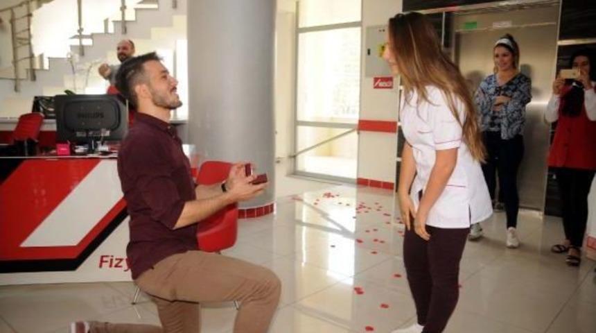 Sağlık Merkezinde Hemşire Kız Arkadaşına 'anonsla' Evlilik Teklif Etti