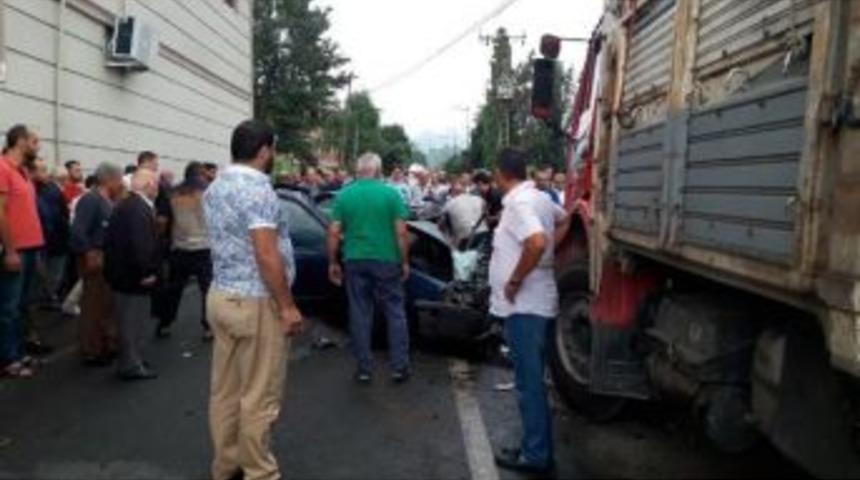 Rize&rsquo;De Otomobil, Kamyonetle &Ccedil;arpıştı; Dereci &Ccedil;ifti &Ouml;ld&uuml;
