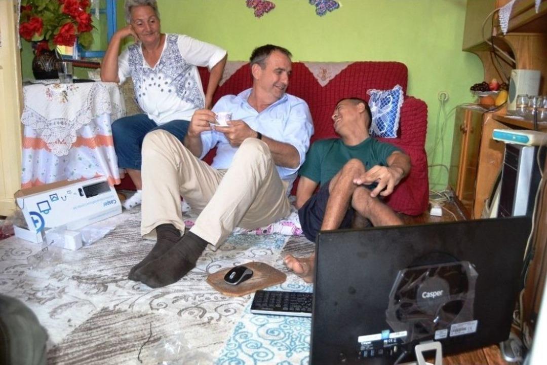 Başkan Gen&ccedil;er&rsquo;den Yolunu Yaptırdığı Engelliye Bayram Armağanı