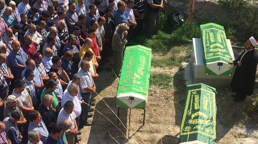 &Ccedil;orum&rsquo;daki Trafik Kazasında Hayatını Kaybeden 3 Kişi Toprağa Verildi