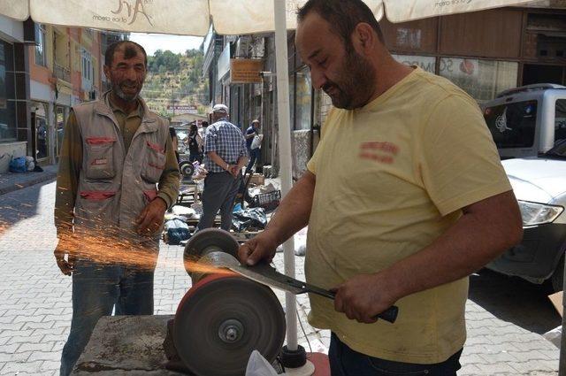 Bir Asırdır Keskin Bıçaklar Onlardan Soruluyor