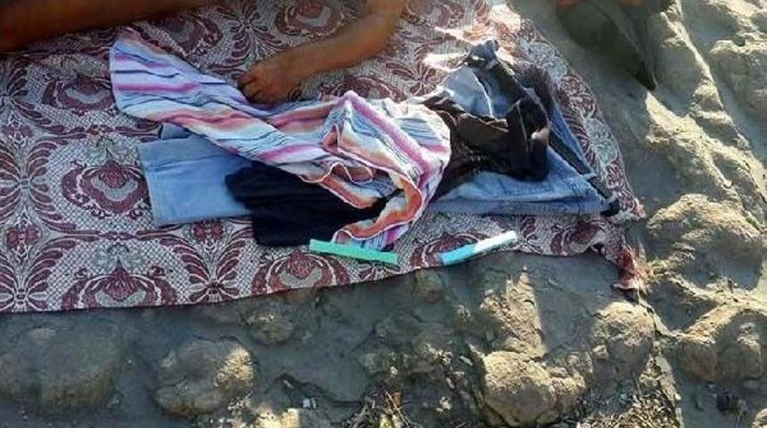 Sahilde G&uuml;neşlenirken &Ouml;ld&uuml;