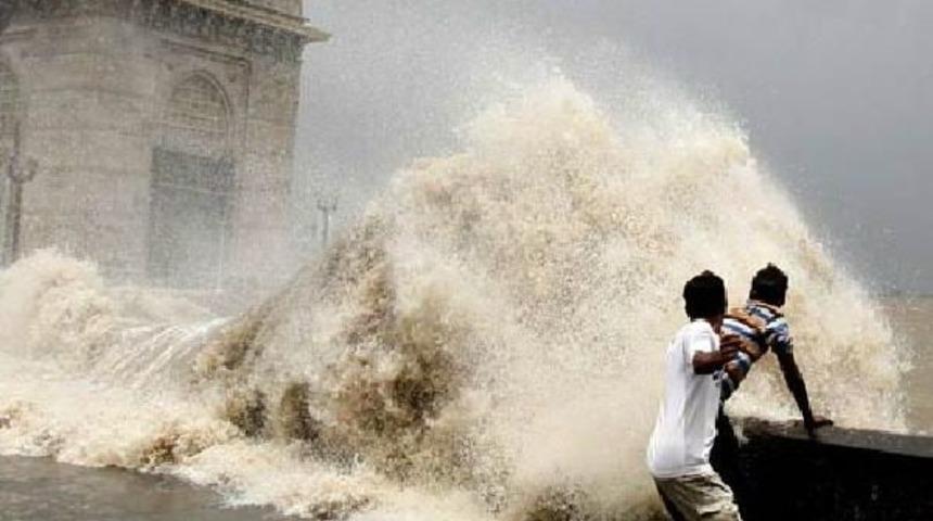 Hindistan&rsquo;In Mumbai Şehrinde Deniz Y&uuml;kselmesi Felaket Getirdi