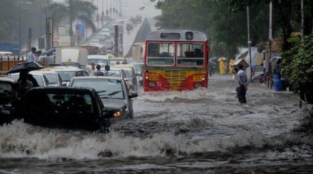 Hindistan’In Mumbai Şehrinde Deniz Yükselmesi Felaket Getirdi