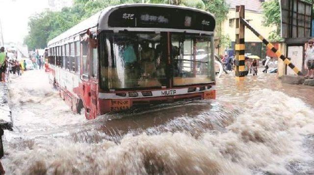 Hindistan’In Mumbai Şehrinde Deniz Yükselmesi Felaket Getirdi