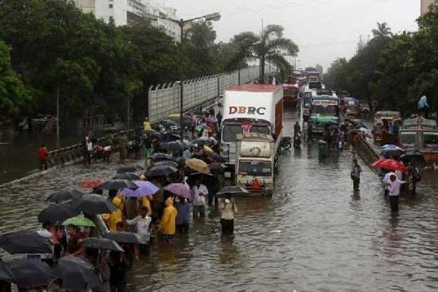 Hindistan’In Mumbai Şehrinde Deniz Yükselmesi Felaket Getirdi