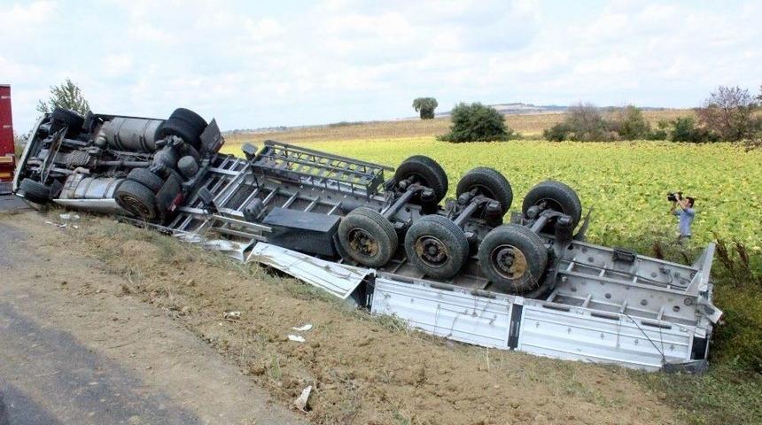 Tekirdağ&rsquo;da Tır Ay&ccedil;i&ccedil;eği Tarlasına Devrildi