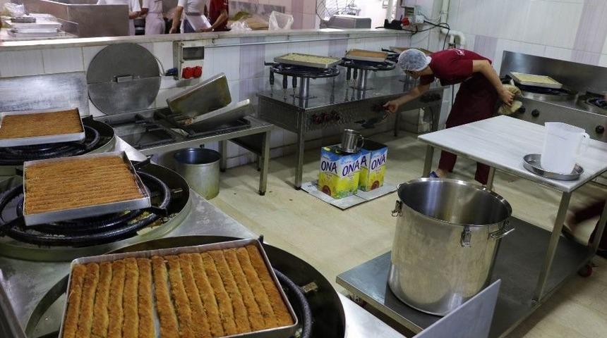 Diyarbakır&rsquo;da Bayram İ&ccedil;in 30 Tondan Fazla Tatlı &Uuml;retilecek